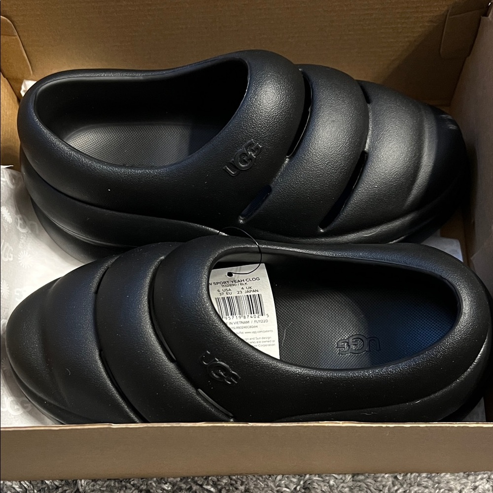UGG Black Puffer Slide Sandals/sports clogs